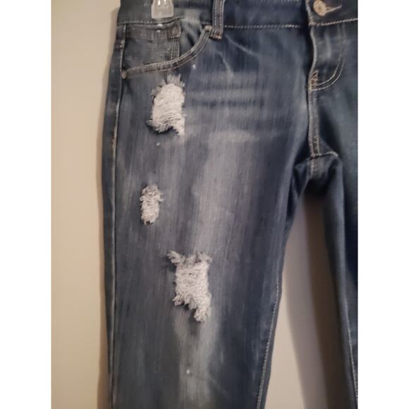 Almost Famous Women’s Mid-Rise Distressed Washed Denim Jeans Size 13 - Picture 2 of 6